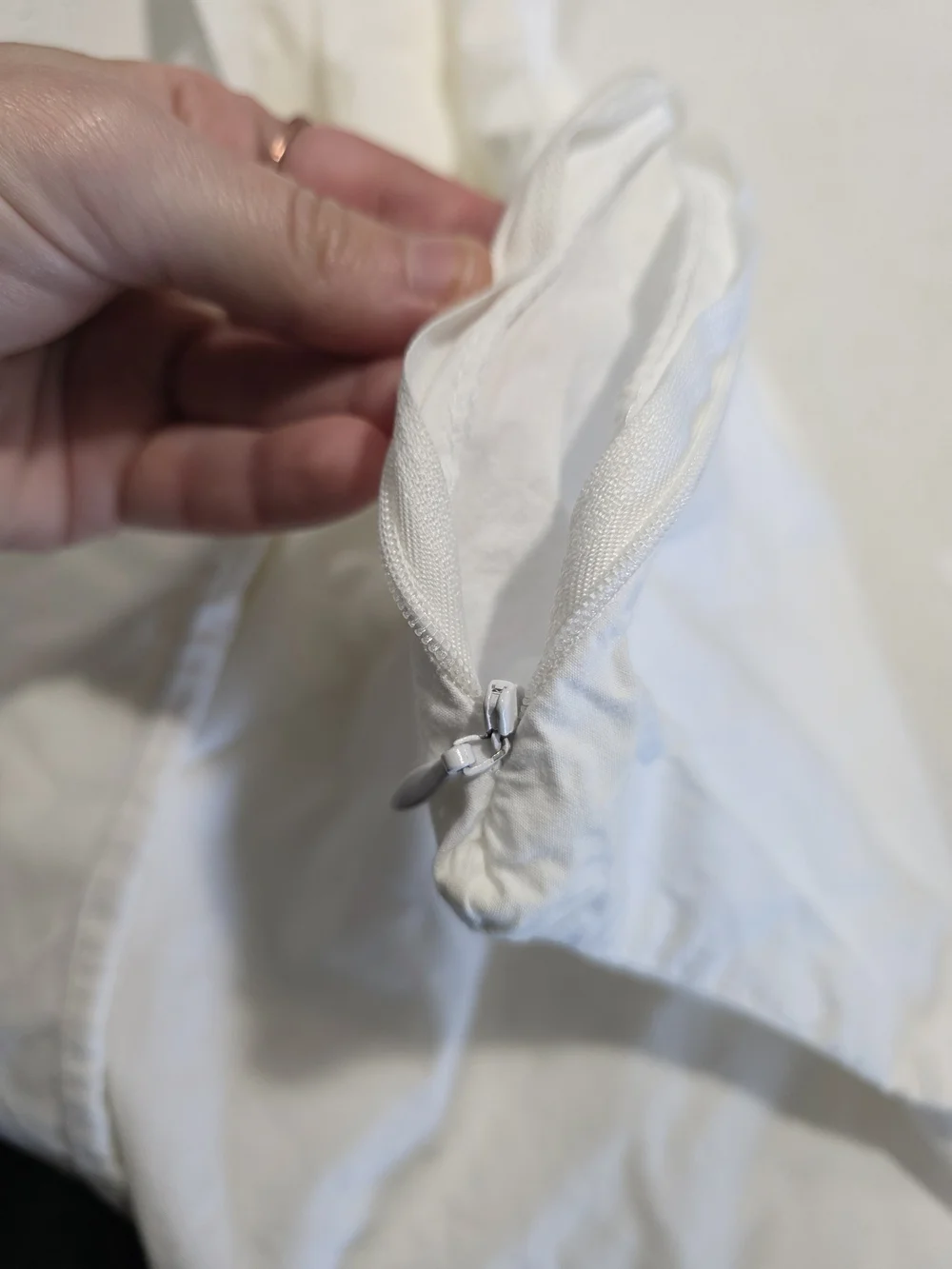 White Allergenic Pillow Case With Zipper 26X18